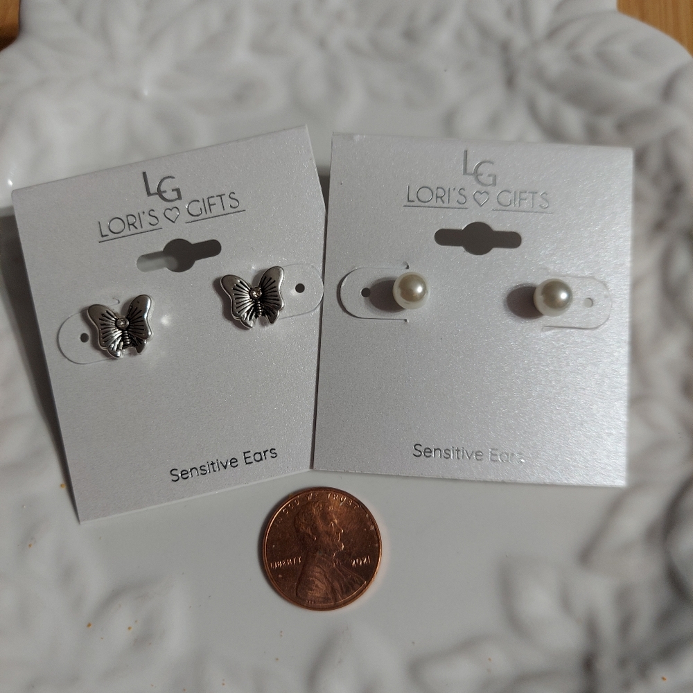 'Lori's Gifts' (LG) SilverTone/Elegant (Set of 2) Butterfly & Pearl Earrings